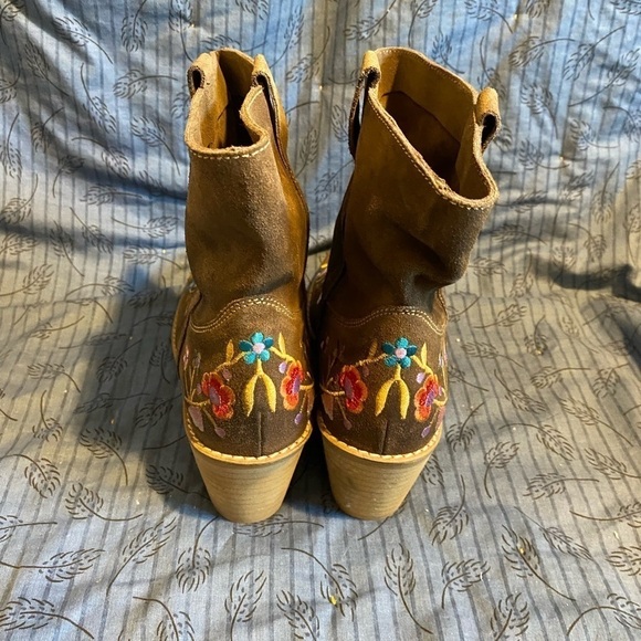 Andre Assous suede embroidered ankle cowboy boots like new 8 - Picture 6 of 8